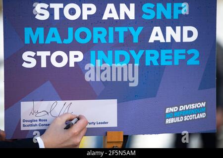 Glasgow, Schottland, Großbritannien. März 2021, 27th. IM BILD: Douglas Ross MP, Vorsitzender der Schottischen Konservativen und Unionistischen Partei, gesehen vor BBC Scotland, der das unionistische Manifest der Partei lanciert. Nein zu Indyref2, bilden Pro-UK Koalition, kein Deal mit der SNP. HALTEN SIE EINE SNP-MEHRHEIT UND HALTEN SIE INNDYREF2. Quelle: Colin Fisher/Alamy Live News Stockfoto