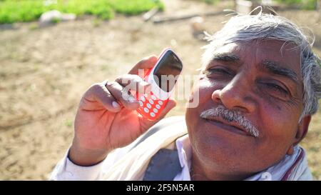 Rajasthan, Indien - 21. März 2021; Mann ruft mit Nokia alten Tastatur Handy. Nokia 3310 Telefon in der Hand halten. Nahaufnahme von Menschen Hand mit Smartp Stockfoto