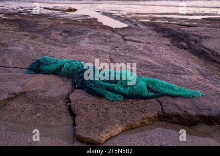 Meeresverschmutzung, ausrangierte Fischernetzes, die an einem griechischen Strand aufgespült wurden Stockfoto