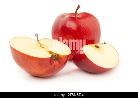 Ein ganzer und geschnittener roter Apfel auf weißem Hintergrund. Stockfoto