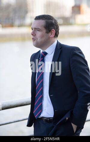 Glasgow, Schottland, Großbritannien. März 2021, 27th. IM BILD: Douglas Ross MP, Vorsitzender der Schottischen Konservativen und Unionistischen Partei, gesehen vor BBC Scotland, der das unionistische Manifest der Partei lanciert. Nein zu Indyref2, bilden Pro-UK Koalition, kein Deal mit der SNP. HALTEN SIE EINE SNP-MEHRHEIT UND HALTEN SIE INNDYREF2. Quelle: Colin Fisher/Alamy Live News Stockfoto