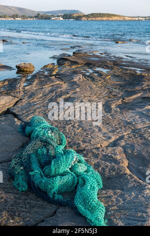 Meeresverschmutzung, ausrangierte Fischernetzes, die an einem griechischen Strand aufgespült wurden Stockfoto