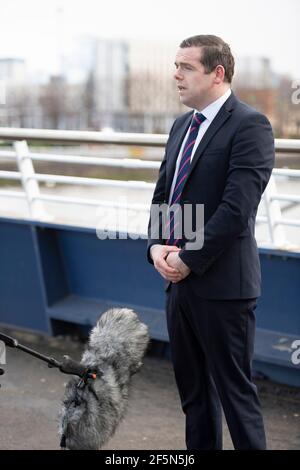 Glasgow, Schottland, Großbritannien. März 2021, 27th. IM BILD: Douglas Ross MP, Vorsitzender der Schottischen Konservativen und Unionistischen Partei, gesehen vor BBC Scotland, der das unionistische Manifest der Partei lanciert. Nein zu Indyref2, bilden Pro-UK Koalition, kein Deal mit der SNP. HALTEN SIE EINE SNP-MEHRHEIT UND HALTEN SIE INNDYREF2. Quelle: Colin Fisher/Alamy Live News Stockfoto