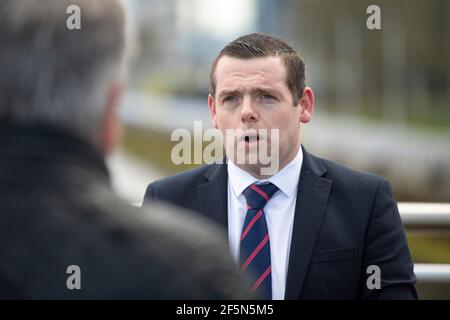 Glasgow, Schottland, Großbritannien. März 2021, 27th. IM BILD: Douglas Ross MP, Vorsitzender der Schottischen Konservativen und Unionistischen Partei, gesehen vor BBC Scotland, der das unionistische Manifest der Partei lanciert. Nein zu Indyref2, bilden Pro-UK Koalition, kein Deal mit der SNP. HALTEN SIE EINE SNP-MEHRHEIT UND HALTEN SIE INNDYREF2. Quelle: Colin Fisher/Alamy Live News Stockfoto