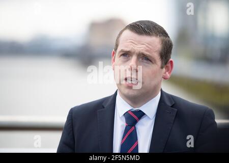 Glasgow, Schottland, Großbritannien. März 2021, 27th. IM BILD: Douglas Ross MP, Vorsitzender der Schottischen Konservativen und Unionistischen Partei, gesehen vor BBC Scotland, der das unionistische Manifest der Partei lanciert. Nein zu Indyref2, bilden Pro-UK Koalition, kein Deal mit der SNP. HALTEN SIE EINE SNP-MEHRHEIT UND HALTEN SIE INNDYREF2. Quelle: Colin Fisher/Alamy Live News Stockfoto