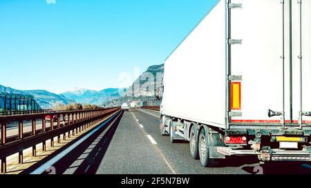 Semi-LKW-Beschleunigung auf leeren Autobahn-Linie - Transport logistic Konzept mit Sattelcontainer fahren auf Speedway Stockfoto