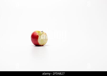 Ein reifer roter Apfel isoliert auf weißem Hintergrund. Rot gebissen Apfel auf weißem Hintergrund. Apple Beschneidungspfad. Stockfoto