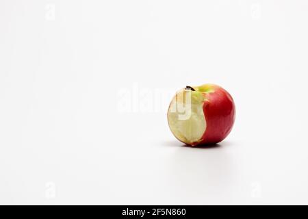 Ein reifer roter Apfel isoliert auf weißem Hintergrund. Rot gebissen Apfel auf weißem Hintergrund. Apple Beschneidungspfad. Stockfoto
