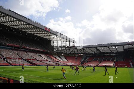 Allgemeine Ansicht, während sich die Spieler von West Ham United vor dem FA Women's Super League-Spiel in Old Trafford, Manchester, auf dem Spielfeld aufwärmen. Bilddatum: Samstag, 27. März 2021. Stockfoto