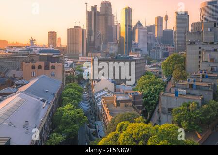 Blick auf die Innenstadt von Sydney bei Sonnenaufgang oder Sonnenuntergang Zentrale Business District (CBD) Skyline mit Blick auf die Rocks und Circular Quay in NS Stockfoto