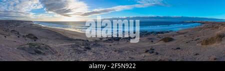 Küste mit Stränden, die sich von El Cotillo Dorf auf Fuerteventura, Kanarische Inseln, Spanien. Stockfoto