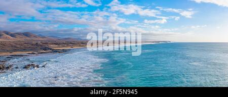 Küste mit Stränden, die sich von El Cotillo Dorf auf Fuerteventura, Kanarische Inseln, Spanien. Stockfoto