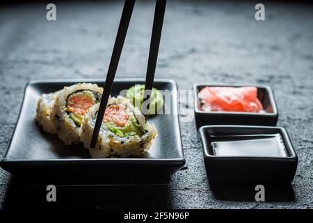 Köstliches kalifornisches Maki Sushi aus Lachs. Traditionelle japanische Küche. Stockfoto