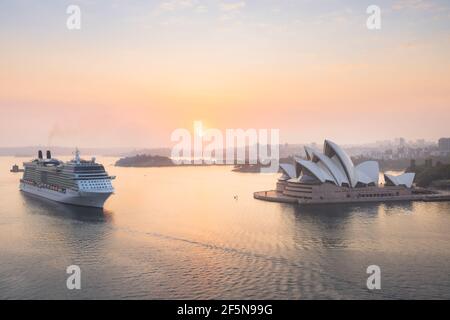 Sydney, Australien - Januar 3 2020: Das Kreuzfahrtschiff Solstice von Celebrity Cruises nähert sich an einem Sommermorgen bei der Sonne dem Opernhaus von Sydney und dem Hafen von Sydney Stockfoto