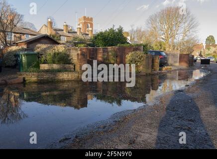 Überschwemmungen in Church Street, Staines Village, Staines-upon-Thames, Surrey, Großbritannien, Als die Themse 2014 ihre Ufer sprengte. Stockfoto