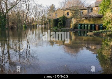 Überschwemmungen in Church Street, Staines Village, Staines-upon-Thames, Surrey, Großbritannien, Als die Themse 2014 ihre Ufer sprengte. Stockfoto