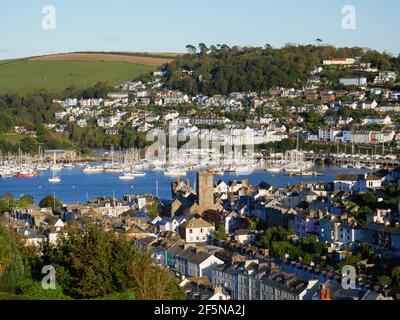 Nachmittagssonne auf dem Fluss Dart in Dartmouth, von Townstal aus gesehen. Stockfoto