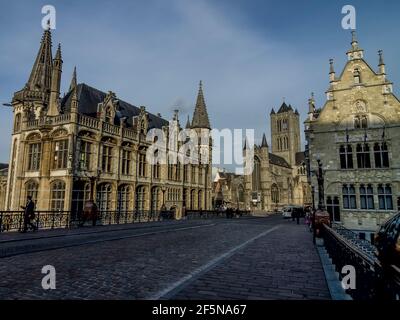 St. Michaels Brücke über den Fluss Leie, Gent, Belgien mit der Guildhall Vrije Schippers (Guildhall der freien Schiffer) und St. Niklaaskerk (St. Nikolaus) Stockfoto