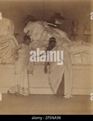 Zwei männliche Schüler in griechischem Kostüm vor einem Gipsabguss der drei Schicksale aus den Elgin Marbles. Thomas Eakins (Amerikanisch, 1844 - 1916) Stockfoto