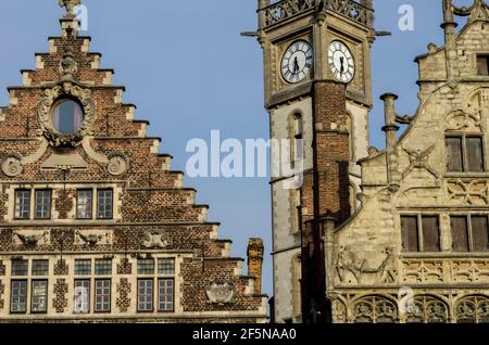 Die historischen Fassaden der Gebäude auf Graslei, Gent, Belgien mit dem Uhrenturm der Alten Post dahinter Stockfoto