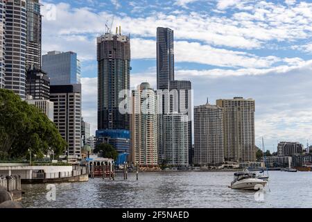 Die berühmte Stadtlandschaft von Brisbane entlang des Brisbane River in Queensland Am 24th 2021. März Stockfoto