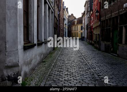 Eine stimmungsvolle, enge gepflasterte Seitenstraße im Stadtteil Patershol von Gent, Belgien Stockfoto