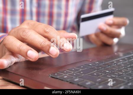 Mann Hände halten Kreditkarte und mit Tastatur Online-Shopping Stockfoto