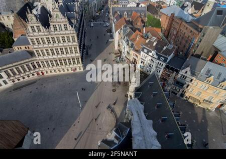 Der Blick von oben im Belfort / Belfried / Glockenturm in Richtung Botermarkt in Gent, Belgien. Stockfoto