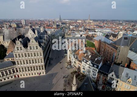 Der Blick von oben im Belfort / Belfried / Glockenturm in Richtung Botermarkt in Gent, Belgien. Stockfoto