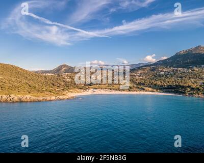 Luftaufnahme an einem hellen sonnigen Tag des Türkis Mittelmeer am Strand von Bodri und felsige Küste in der Balagne Region Korsika Stockfoto