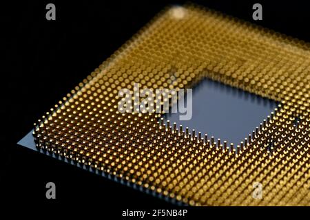 Prozessor an den Computer. Konzept für Technik und Computing. Einzelheiten zu den Steckverbindern. CPU-Chip-Prozessor für technische Wissenschaft Hintergrund. Stockfoto