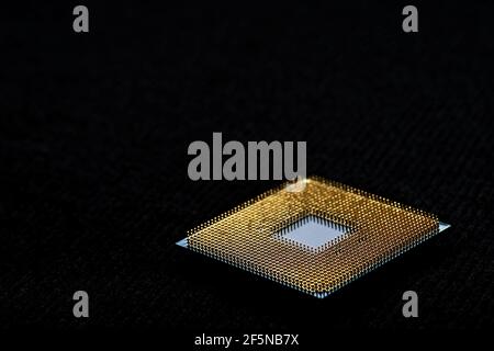Prozessor an den Computer. Konzept für Technik und Computing. Einzelheiten zu den Steckverbindern. CPU-Chip-Prozessor für technische Wissenschaft Hintergrund. Stockfoto