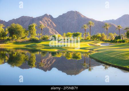 Wunderschönes goldenes Licht über Indian Wells Golf Resort, ein Wüstengolfplatz in Palm Springs, Kalifornien, USA mit Blick auf die San Bernadino Berge. Stockfoto
