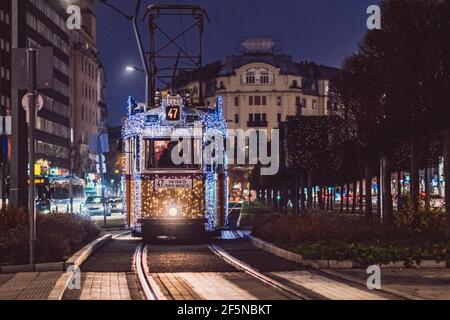 Budapest Weihnachten Straßenbahnen beleuchtet in der Nacht im Zentrum von Budapest, Ungarn Stockfoto