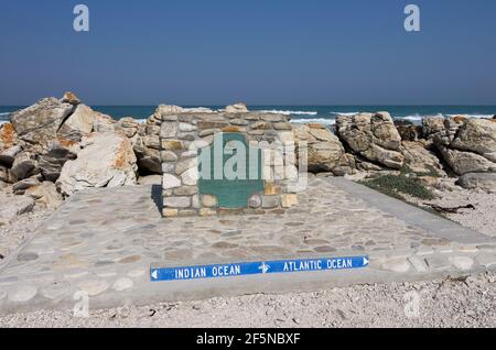 Das Schild, das den südlichsten Punkt auf dem afrikanischen Festland am Kap L'Agulhas, Westprovinz, Südafrika bezeichnet. Stockfoto