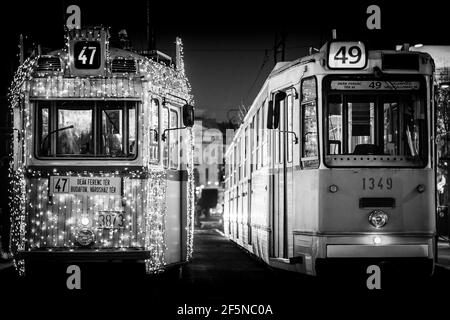 Budapest Weihnachten Straßenbahnen beleuchtet in der Nacht im Zentrum von Budapest, Ungarn Stockfoto