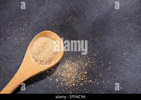 Bio natürliche Kichererbsenmehl in Holzlöffel - Cicer arietinum Stockfoto