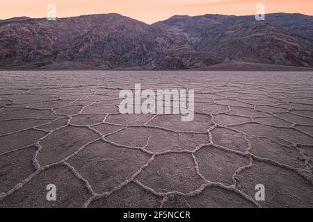 Wunderschöne, inspirierende Landschaft und Halcitstruktur der Salzebenen des Badwater Basin bei einem goldenen Sonnenuntergang oder Sonnenaufgang im Death Valley National Park, USA. Stockfoto