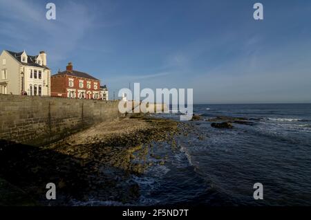 Die Meeresfront am Hartlepool's Headland, zeigt das Heugh Light. Stockfoto