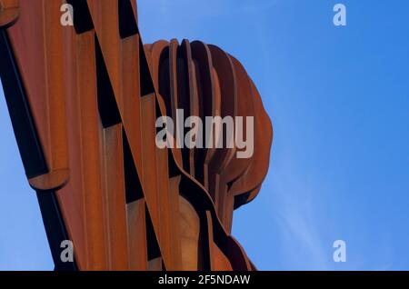 Eine Nahaufnahme des Kopfes von Anttony Gormleys Skulptur, der Engel des Nordens, in Gateshead, Tyne and Wear, Großbritannien Stockfoto