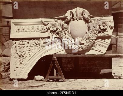 Le nouvel Opéra de Paris. Skulptur ornementale. Clef et typan de la base du vestibule du contrôle. Louis-Émile Durandelle (Französisch, 1839 - 1917) Stockfoto