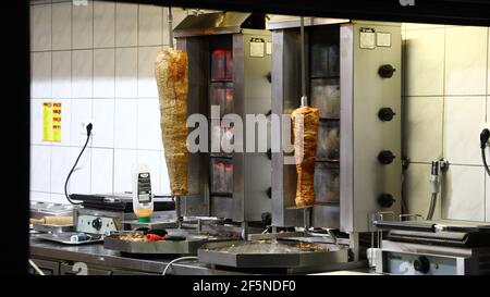 Döner Kebab Spieße in einem türkischen Imbiß in Görlitz am 25.3.2021 Stockfoto