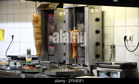 Döner Kebab Spieße in einem türkischen Imbiß in Görlitz am 25.3.2021 Stockfoto