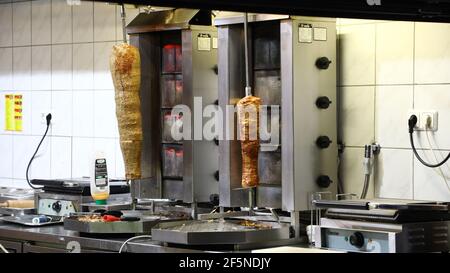 Döner Kebab Spieße in einem türkischen Imbiß in Görlitz am 25.3.2021 Stockfoto