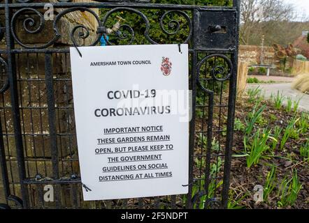 Old Amersham, Buckinghamshire, Großbritannien. März 2021, 27th. Es war ein geschäftiger Morgen in Old Amersham heute, als die Leute draußen das wärmere Wetter genossen und für Kaffee zum Mitnehmen Schlange standen, während andere die Farben der Frühlingsblumen in den Old Amersham Memorial Gardens genossen. Einige der Covid-19-Sperrbeschränkungen werden am Montag nächste Woche aufgehoben, was viele alarmiert, da sie befürchten, dass die Zahl der Covid-19-Fälle dadurch wieder steigen wird. Quelle: Maureen McLean/Alamy Live News Stockfoto