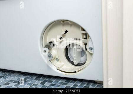 Der Filter der Waschmaschine ist verstopft. Stockfoto