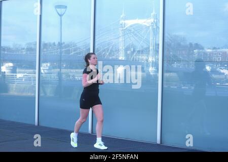 London, Großbritannien. März 2021, 27th. Londoners steigen im Battersea Park ab, um an einem warmen späten Frühlingssamstag zu trainieren. Kredit: Brian Minkoff/Alamy Live Nachrichten Stockfoto