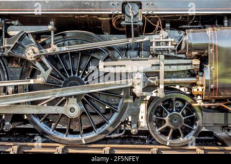 Der Antrag von BR '5MT' 4-6-0 Nr. 73082, Bahnhof Sheffield Park auf der Bluebell Railway, West Sussex Stockfoto