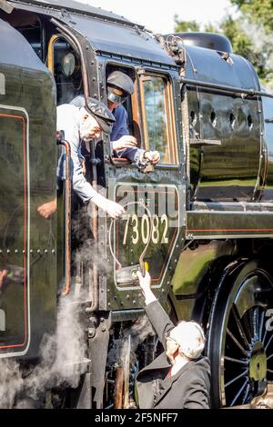 Token erhalten für BR '5MT' 4-6-0 Nr. 73082, Bahnhof Sheffield Park auf der Bluebell Railway, West Sussex Stockfoto