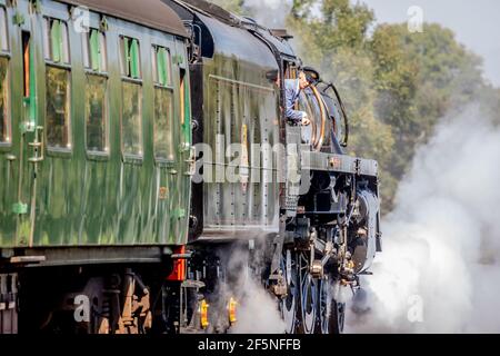 BR '5MT' 4-6-0 No. 73082 fährt von der Station Sheffield Park auf der Bluebell Railway, West Sussex Stockfoto